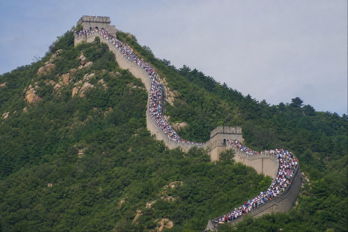 Crowds pack the Wall at Badaling, a challenge for best Great Wall photography conditions